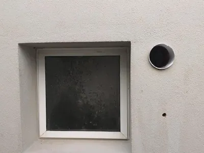 Furo circular acabado em parede com acabamento pronto, sem trincas ao redor