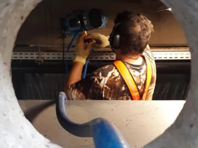Vista pelo interior de furo de grande diâmetro em concreto com tubulação instalada